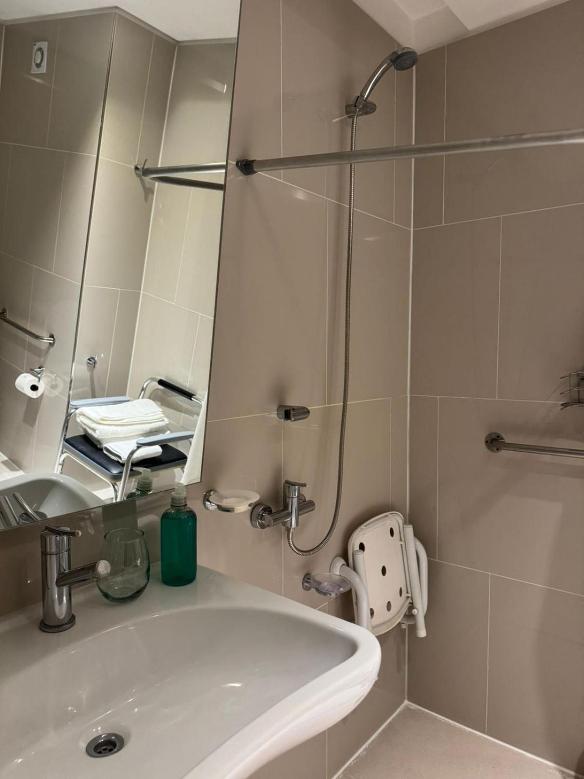 Quarto com Cama King-size e Acesso para Hóspedes com Mobilidade Reduzida - Não Fumantes